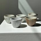 Set van 5 Indonesische keramische koffiekopjes met handvat