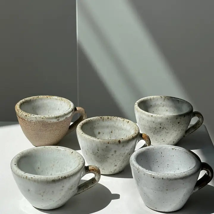 Set van 5 Indonesische keramische koffiekopjes met handvat