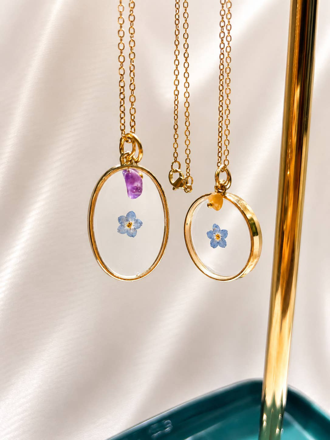 Forget-Me-Not Bloom Pendant – Handmade Epoxy Necklace