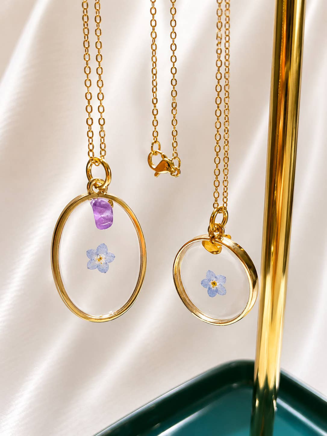 Forget-Me-Not Bloom Pendant – Handmade Epoxy Necklace