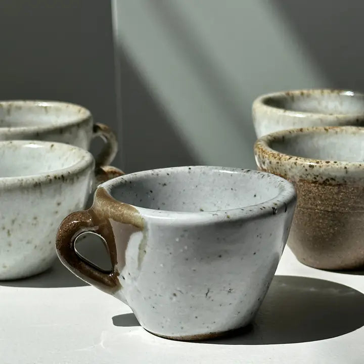 Set van 5 Indonesische keramische koffiekopjes met handvat