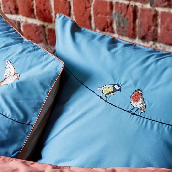 Embroidered Pillowcase Sur Un Fil